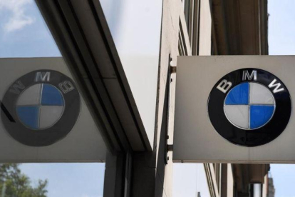 Logotipo del fabricante alemán de automóviles BMW en un concesionario de Londres.