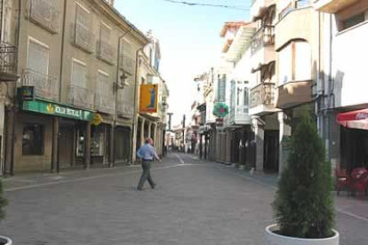 La calle de Astorga, una de las que más comercios acoge, es la principal arteria de la ciudad.