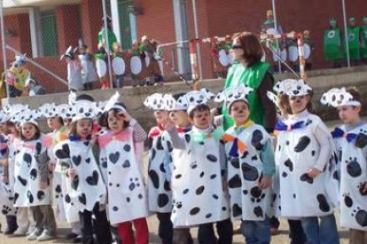 Los alumnos de Infantil del CRA de Nava posan con sus disfraces