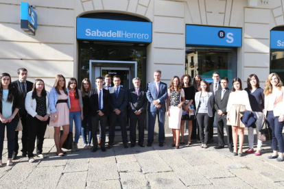 Los becarios diplomados por el Sabadell Herrero.