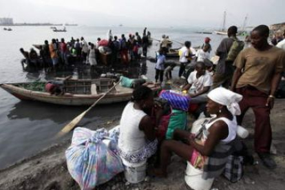 Varias personas tratan de abandonar Puerto Príncipe
