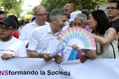 Los ministros Carmen Montón (Sanidad) y Fernando Grande-Marlaska (Interior), en la manifestación del Orgullo, en Madrid