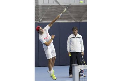 Rafa Nadal entrena en Manacor al lado su entrenador, Toni Nadal.