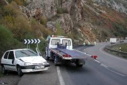 Estado en que quedó el segundo vehículo; al fondo, el carbón derramado