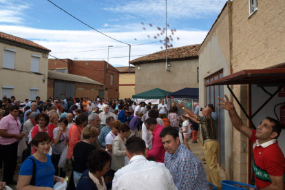 El popular reparto de avellanas, durante la fiesta de la Cañamona en Matanza de los Oteros. MEDINA