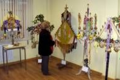 La exposición de ramos leoneses se puede contemplar en el centro cultural Juan Antonio Posse