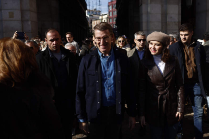 El líder del PP y la presidenta de Madrid se citaron en la plaza Mayor de Madrid. RODRIGO JIMÉNEZ