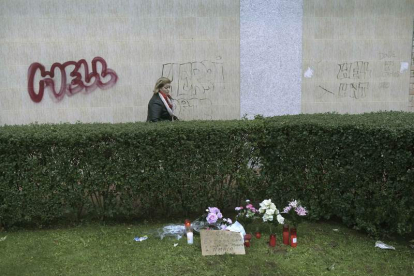 Una mujer pasa junto al lugar en el que se produjo el suicidio el pasado viernes.