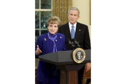 Bush junto a Harriet Miers, en  el despacho oval de la Casa Blanca