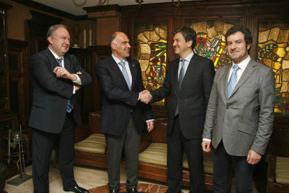 Antonio Carrasco (segundo por la izquierda) con Miguel García, Juan J. Santiago y Tomé. F. OTERO PERANDONES