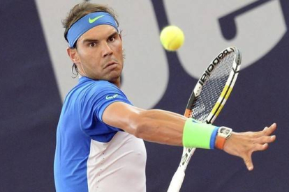 Rafael Nadal devuelve una bola a Fernando Verdasco durante el partido de primera ronda del torneo de Hamburgo