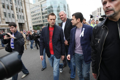 Alexei Navalny, a la izquierda, habla con el líder de la oposición Ilya Yashin durante las protestas de este domingo en las calles de Moscú.