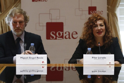 La presidenta de la SGAE, Pilar Jurado, y el director general de la entidad, Miguel Recio, en rueda de prensa el 22 de  marzo.