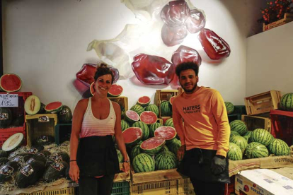 Cristina Escudero y Taylor Urenia en su frutería de Burgo Nuevo. MIGUEL F. B.