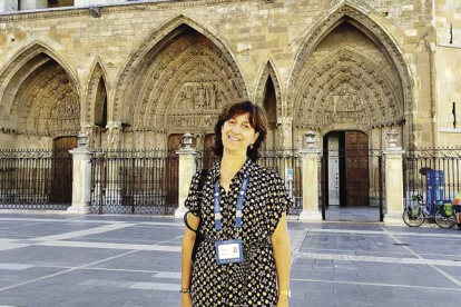 Blanca Lobete, guía turística, frente a la Catedral. ANA FERNÁNDEZ