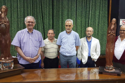 Antolín de Cela, Miguel Pérez, Fidel Velasco, Rafael Canseco y Nicolás Velasco, ayer con las dos tallas. DL