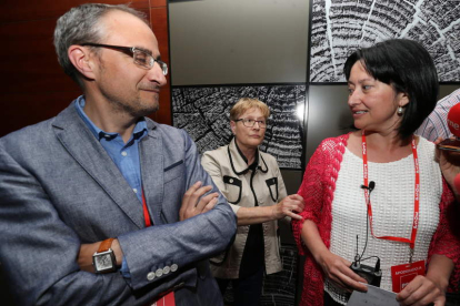 Olegario Ramón y Ángela Marqués, con Rita Prada al fondo, en la pasada noche electoral.