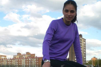 Nuria Lugueros, entrenando en el Colomán Trabado.