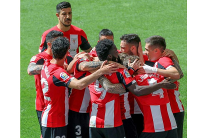 Los jugadores del Athletic celebran el gol de Íñigo Martínez frente al Betis. MIGUEL TOÑA