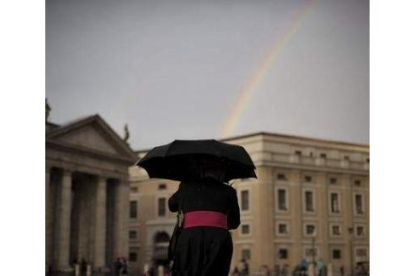 Un sacerdote cruzando la plaza de San Pedro.