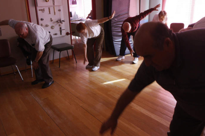 Un grupo de pacientes infartados  practica ejercicios físicos en el Hospital Monte San Isidro, en marzo de 2010