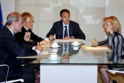 Chaves, Fernández de la Vega, Zapatero y Salgado, durante la reunión de ayer en el Palacio de La Mon