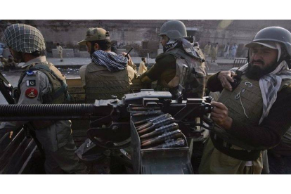 Las fuerzas paramilitares patrullan por las calles de Peshawar.