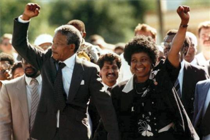 Nelson Mandela saluda a la multitud, acompañado por su entonces esposa Winnie, al salir de la cárcel el 11 de febrero de 1990 en Ciudad del Cabo. AP