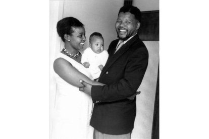 Nelson y Winnie Mandela muestran a su primera hija, Zindzi, en su hogar de Orlando West, en Soweto, en 1961. AP