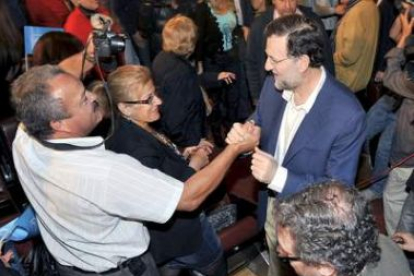 Rajoy saluda a un simpatizante antes de presentar candidatos en Gran Canaria.