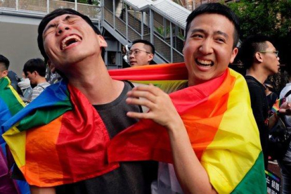 Dos jóvenes celebran la legalización del matrimonio gay por parte del Parlamento de Taiwán, este viernes, en Taipei.