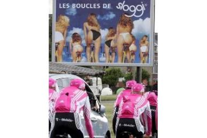 El T-Mobile pasa por delante de un cartel publicitario mientras entrena antes del inicio del Tour