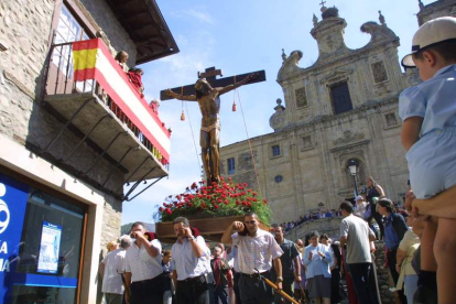 Un momento de la procesión del Cristo de la Esperanza por las calles de la villa.