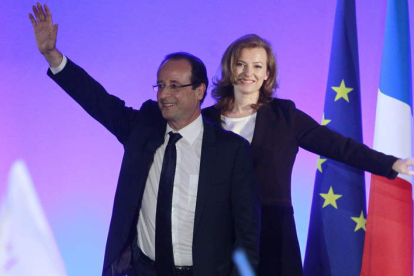 El candidato presidencial por el Partido Socialista Francés, Francois Hollande, y su compañera, Valerie Trierweiler, saludan a sus seguidores.
