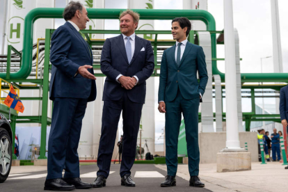 Galán, el rey Guillermo y el ministro para el Clima y Política Energética de los Países Bajos, ayer. ISMAEL HERRERO