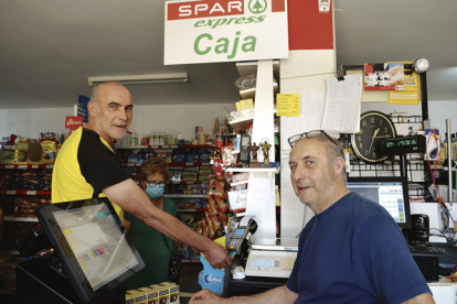 Un cliente paga con tarjeta en el supermercado de Pobladura. MEDINA
