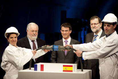 Arias Cañete, Valls y Rajoy al inaugurar la interconexión.