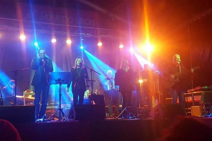 El grupo leonés de folk Hierba del Campo durante un concierto