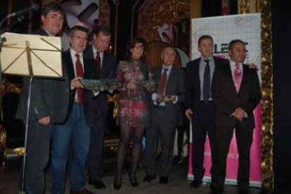 Los premiados posan junto a los representantes de Aletic.