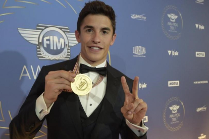 Marc Márquez muestra, orgulloso y feliz, la medalla que lo acredita como campeón del mundo de MotoGP y que recibió, anoche, en la gala de la FIM, que se celebró en Andorra.