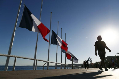 El Paseo de los Ingleses de Niza con las banderas a media asta.