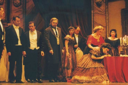 Parte de elenco de profesionales que dan vida a ‘La Traviata’ de Giuseppe Verdi. dl
