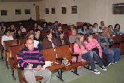 Los interesados en el curso de auxiliar de jardín de infancia asisten al sorteo de las plazas