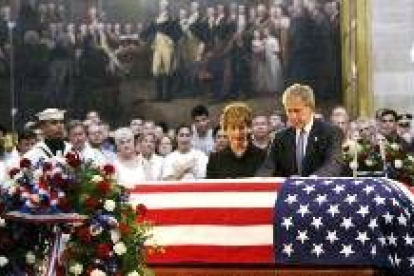 Bush y su mujer, Laura, despiden a Reagan en los funerales de Estado