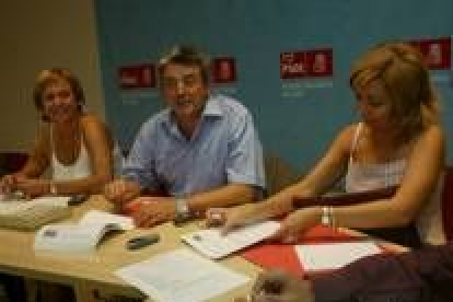 Miguel Martínez -en el centro- ayer, al inicio de la comisión ejecutiva provincial del PSOE