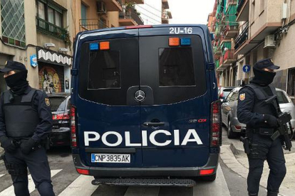 Dispositivo policial desplegado en Mataró por la operación antiyihadista de este martes.