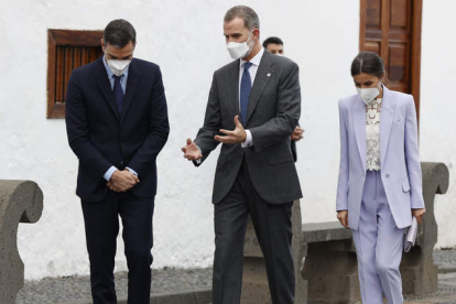 Los reyes junto al presidente del Gobierno, Pedro Sánchez, ayer en La Palma. JUAN CARLOS HIDALGO