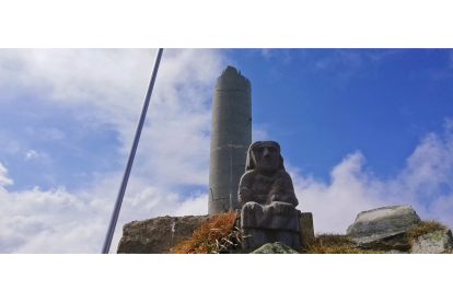 La talla de la Virgen de las Nieves que estaba colocada en la cima de el Pico El Miro del Alto Sil. M. CARRO