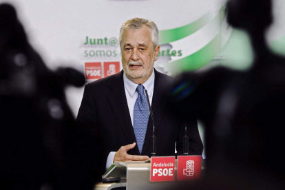 El presidente José Antonio Griñán, tras la reunión de la Ejecutiva del PSOE de Andalucía.