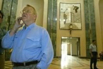 El ex general Garner contempla el Palacio de la República, una de las sedes de Sadam en Bagdad